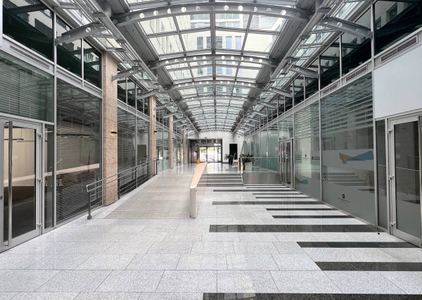 AVENUE I obchodné priestory s veľkými výkladmi, úzke centrum BA