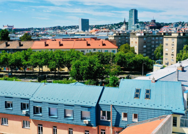 AVENUE | veľkometrážny moderný mezonet v pulzujúcej lokalite, Bazová ulica