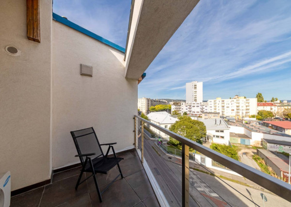 AVENUE | veľkometrážny moderný mezonet v pulzujúcej lokalite, Bazová ulica