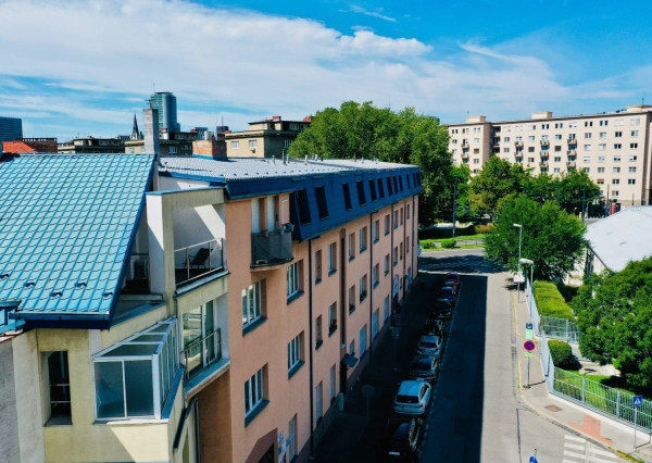 AVENUE | veľkometrážny moderný mezonet v pulzujúcej lokalite, Bazová ulica