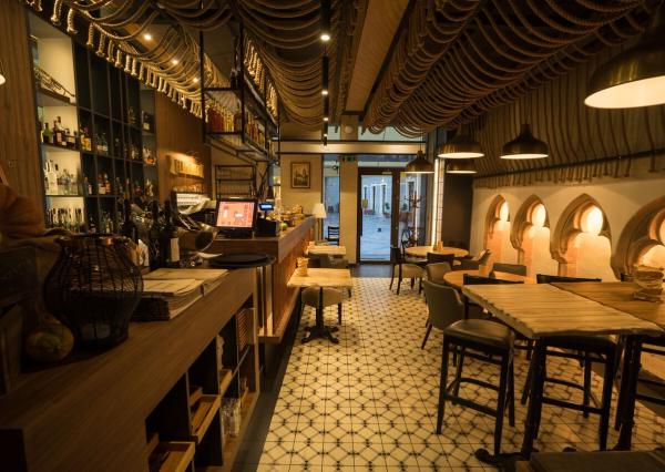 PRENÁJOM, zariadená reštaurácia, pešia zóna, Laurinská, BA I