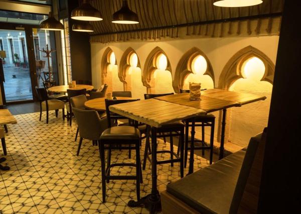 PRENÁJOM, zariadená reštaurácia, pešia zóna, Laurinská, BA I