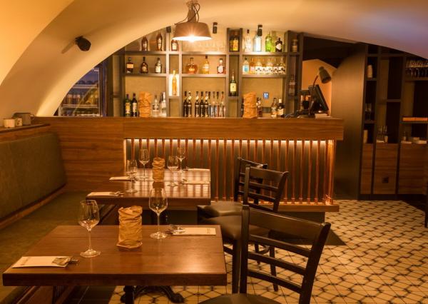 PRENÁJOM, zariadená reštaurácia, pešia zóna, Laurinská, BA I