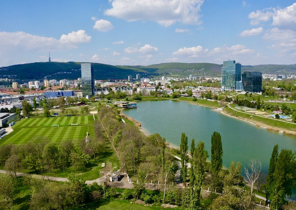 AVENUE | priestranný 2i byt s balkónom a unikátnym výhľadom na jazero Kuchajda či na mesto.
