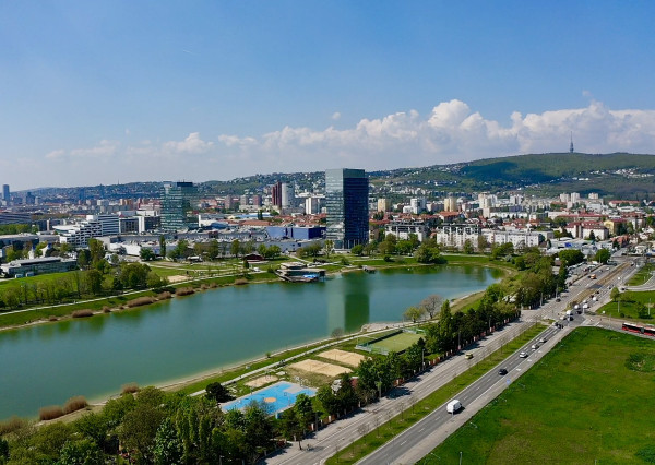 AVENUE | priestranný 2i byt s balkónom a unikátnym výhľadom na jazero Kuchajda či na mesto.