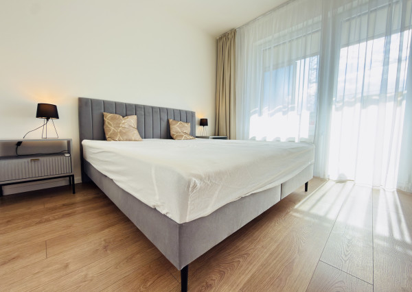 AVENUE | kompletne zariadený moderný, len sporadicky obývaný, 2i byt s veľkou loggiou