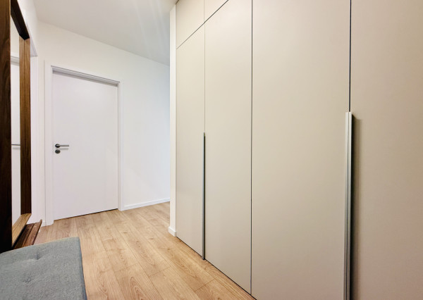 AVENUE | kompletne zariadený moderný, len sporadicky obývaný, 2i byt s veľkou loggiou