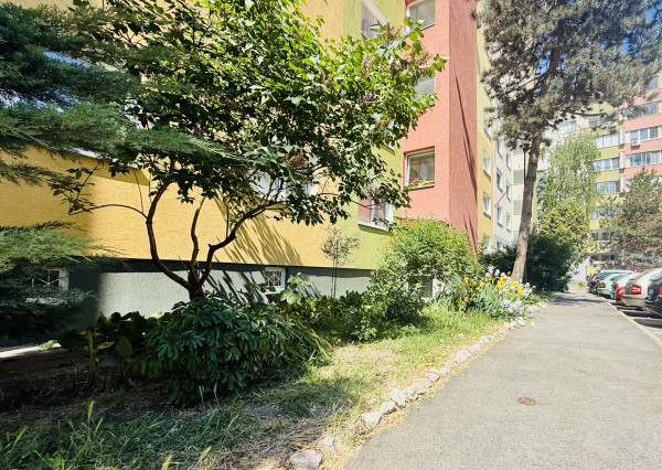 AVENUE | útulný a krásne slnečný 1i byt vo vyhľadávanom pôvodnom stave, s výhľadom do parčíku.