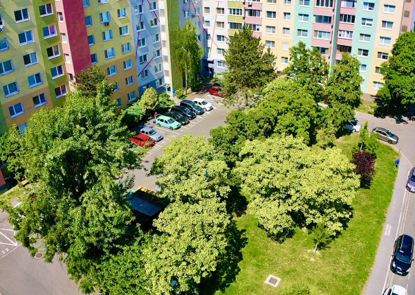 AVENUE | útulný a krásne slnečný 1i byt vo vyhľadávanom pôvodnom stave, s výhľadom do parčíku.