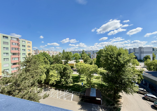 AVENUE | útulný a krásne slnečný 1i byt vo vyhľadávanom pôvodnom stave, s výhľadom do parčíku.