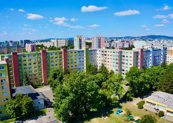 AVENUE | útulný a krásne slnečný 1i byt vo vyhľadávanom pôvodnom stave, s výhľadom do parčíku.