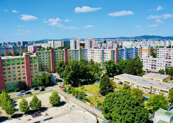 AVENUE | útulný a krásne slnečný 1i byt vo vyhľadávanom pôvodnom stave, s výhľadom do parčíku.