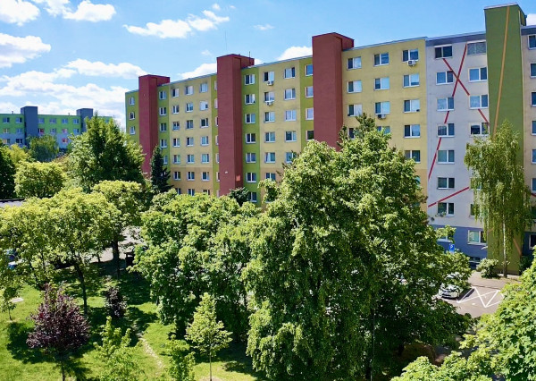AVENUE | útulný a krásne slnečný 1i byt vo vyhľadávanom pôvodnom stave, s výhľadom do parčíku.