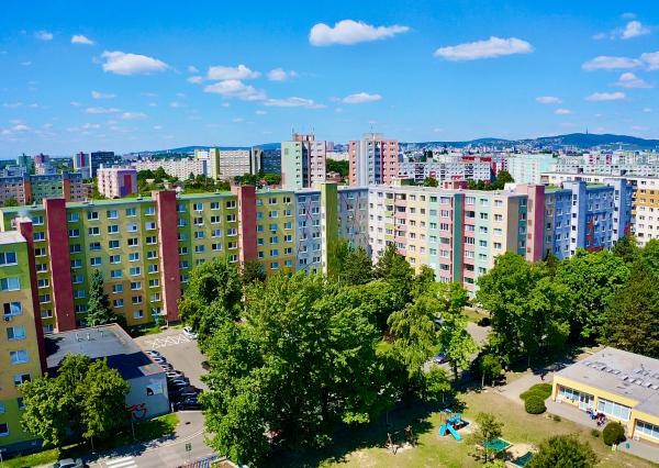 AVENUE | útulný a krásne slnečný 1i byt vo vyhľadávanom pôvodnom stave, s výhľadom do parčíku.