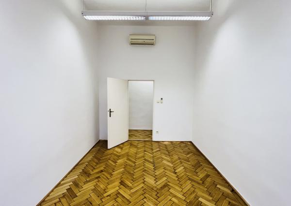 2 kancelárie, 42 m2, Michalská, krásny historický dom, výťah