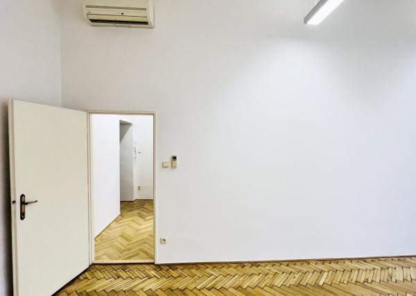 2 kancelárie, 42 m2, Michalská, krásny historický dom, výťah