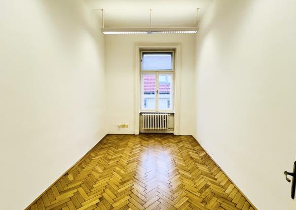 2 kancelárie, 42 m2, Michalská, krásny historický dom, výťah