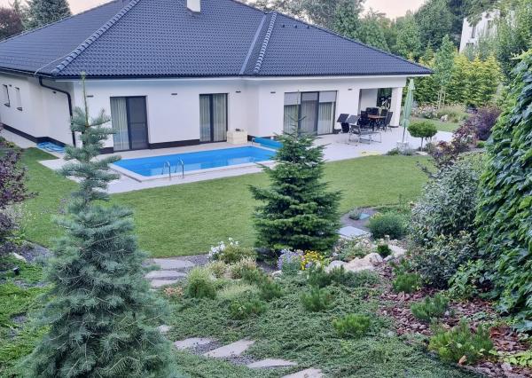 Komfortný dom s vyhrievaným bazénom, veľká záhrada, 2-garáž, BA - Dúbravka