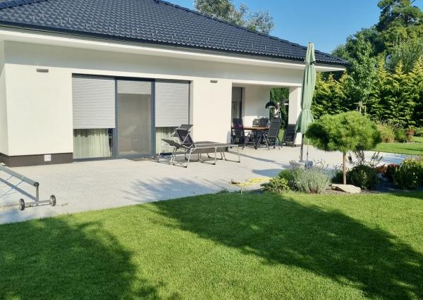 Komfortný dom s vyhrievaným bazénom, veľká záhrada, 2-garáž, BA - Dúbravka