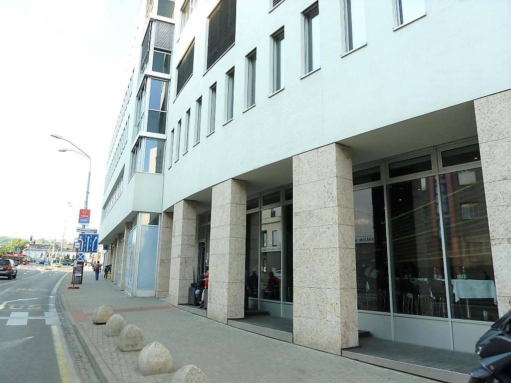 AVENUE I obchodné priestory s veľkými výkladmi, úzke centrum BA