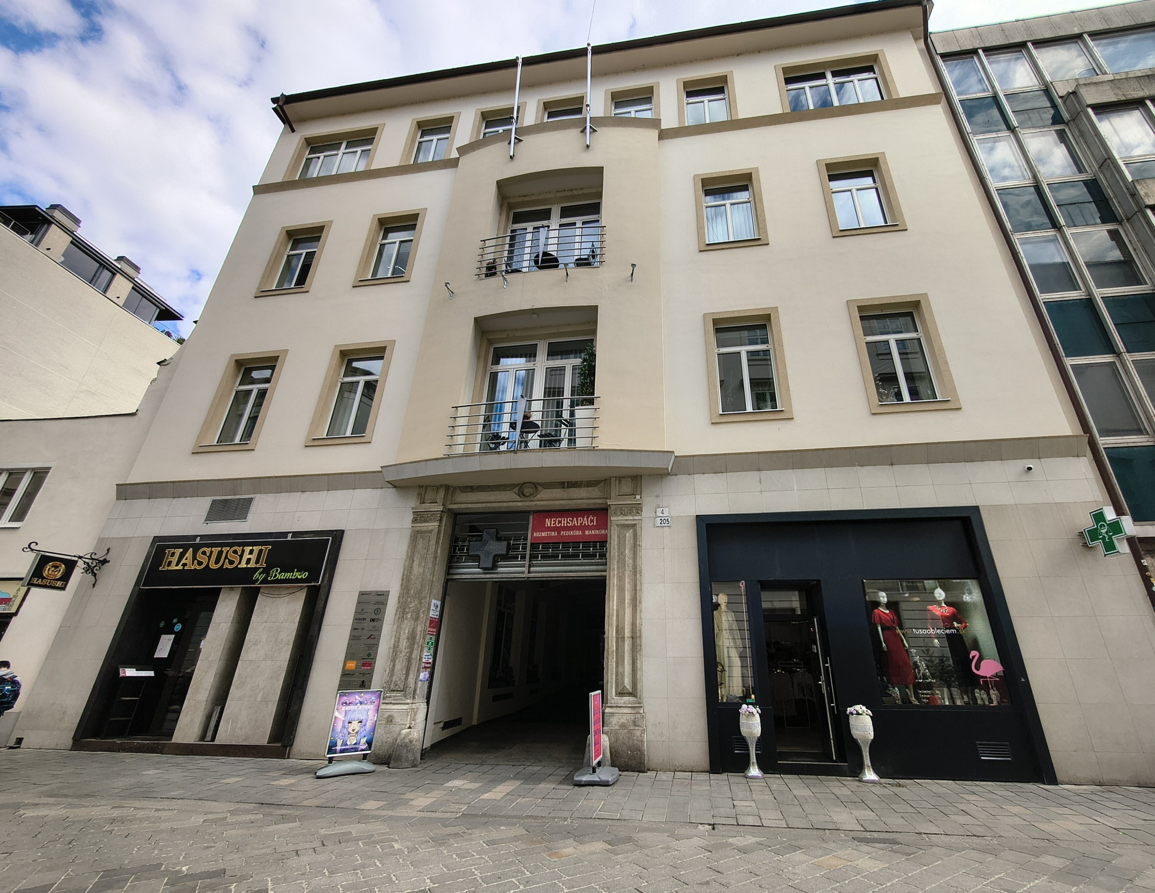 PRENÁJOM, obchod s výkladmi na pešej zóne, Laurinská, BA I