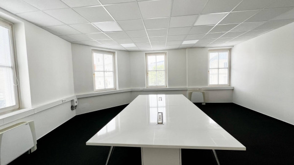 AVENUE | kancelárie na námestí v Starom Meste, recepcia, garáž, BA I