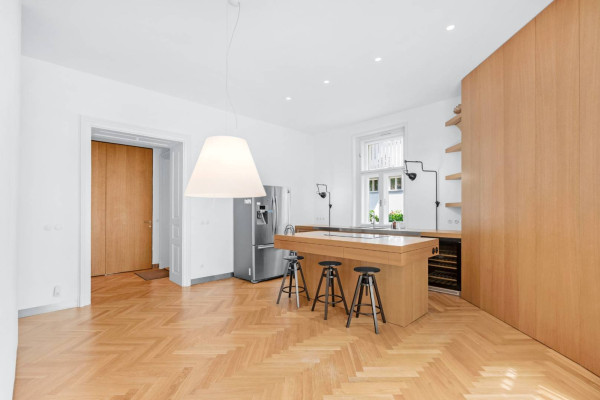 AVENUE I PRENAJOM Elegantný 5 izbový dom v Starom meste, Bratislava I