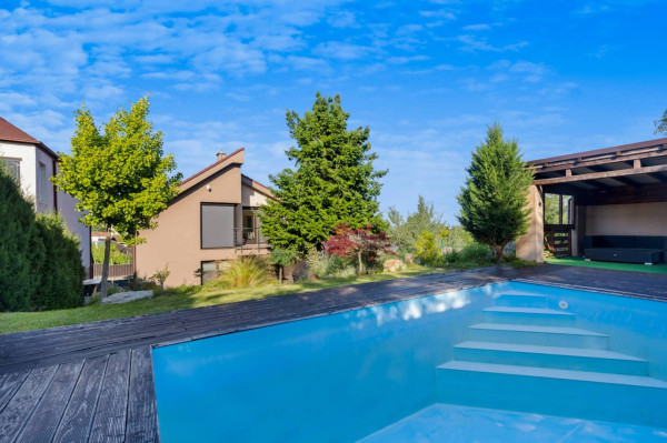 AVENUE | Veľkorysý 8-izbový rodinný dom s bazénom na Zvončekovej ul.