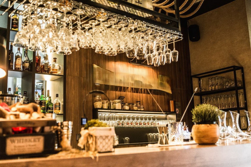 PRENÁJOM, zariadená reštaurácia, pešia zóna, Laurinská, BA I